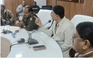 एक IAS अधिकारी ने एक मीटिंग के दौरान चल रहे ट्रक चालकों के प्रदर्शन के संबंध में एक विवादास्पद टिप्पणी की।